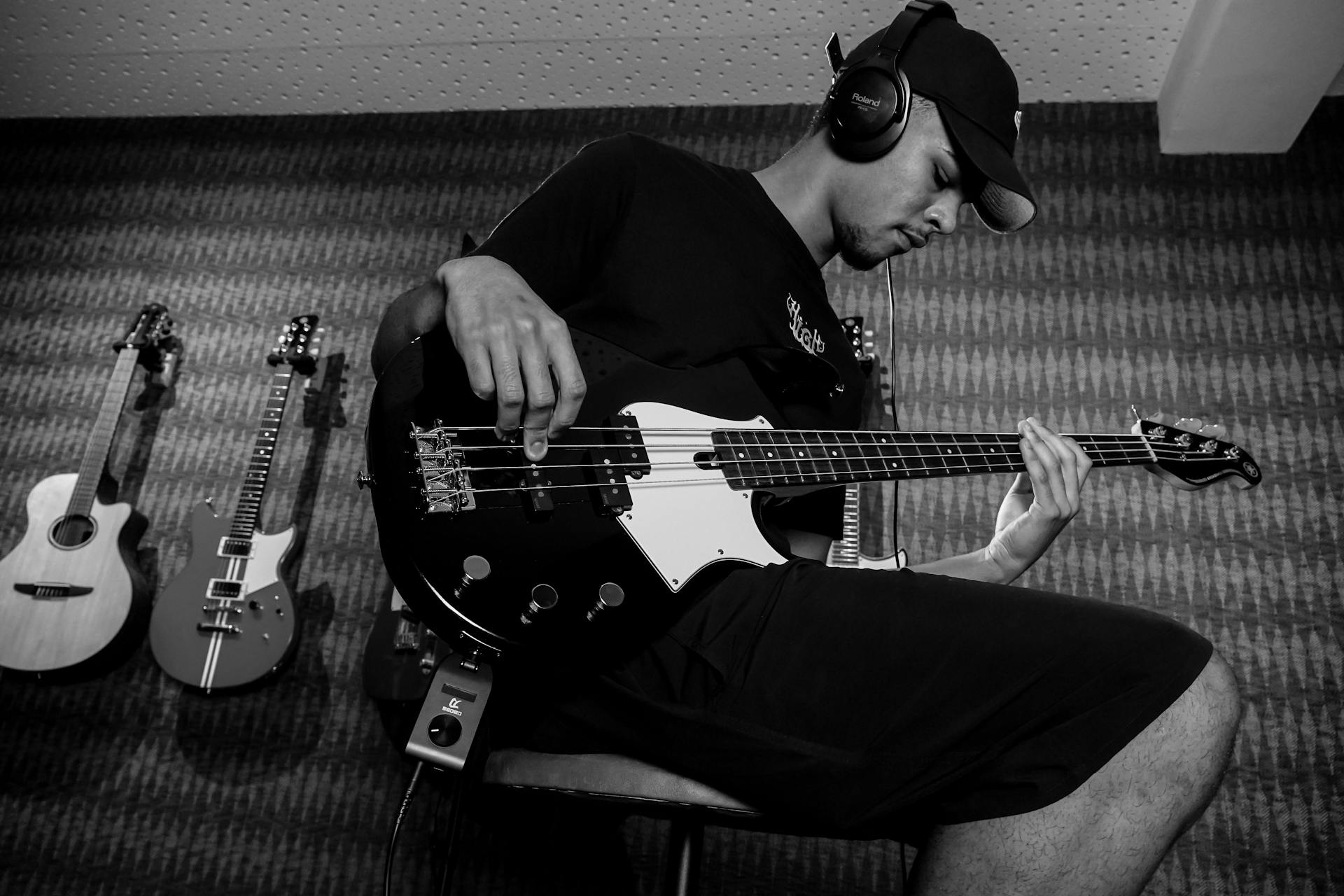 Artista planejando produção musical com inteligência artificial no ambiente criativo de um estúdio