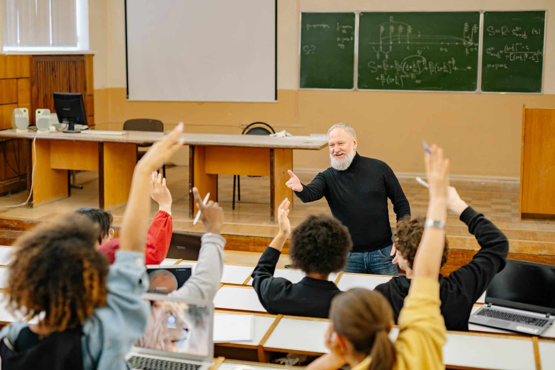 Professor aplicando inteligência artificial em sala de aula para otimizar o ensino