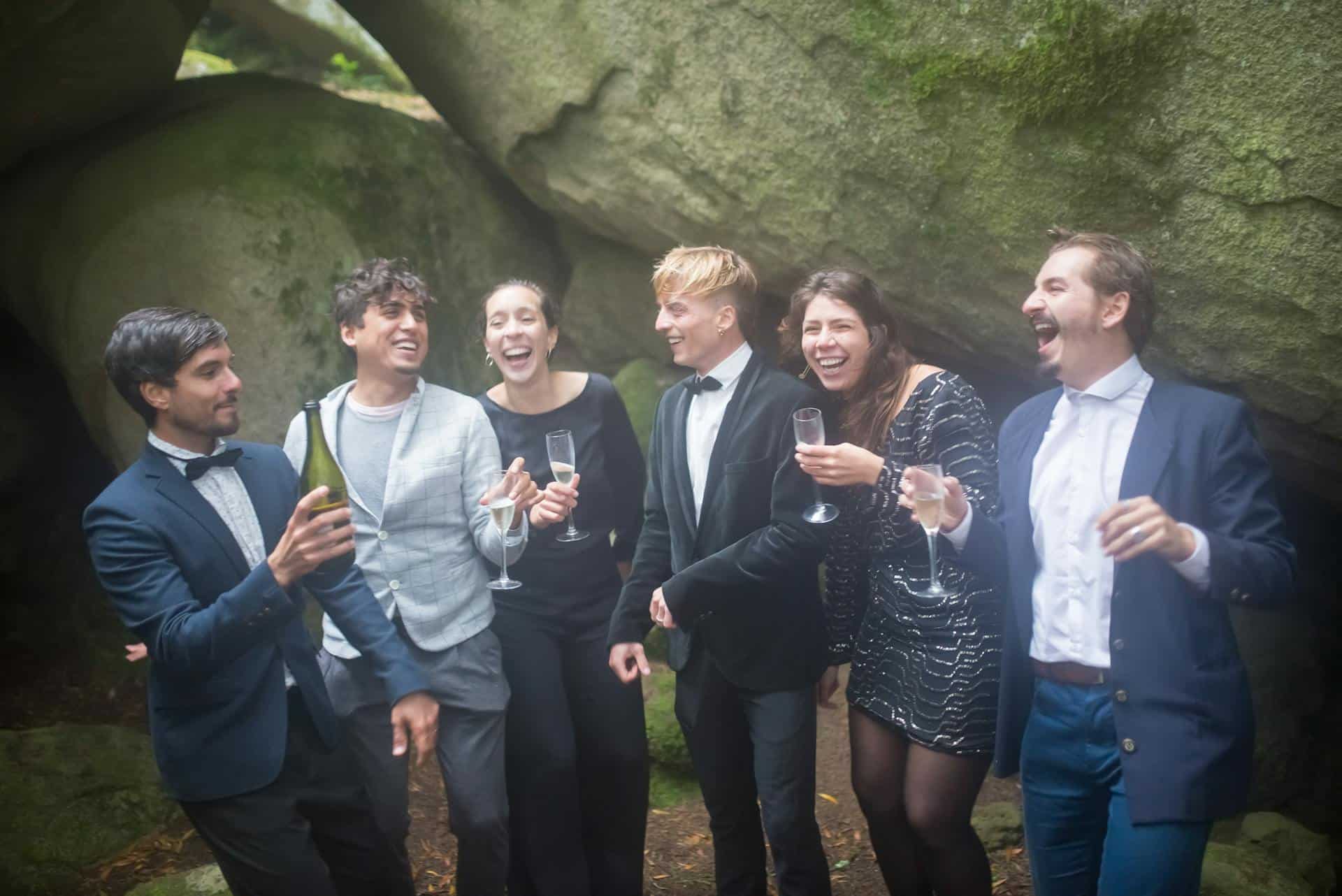 Profissional planejando festa temática com tablet e elementos visuais de organização de eventos sociais modernos