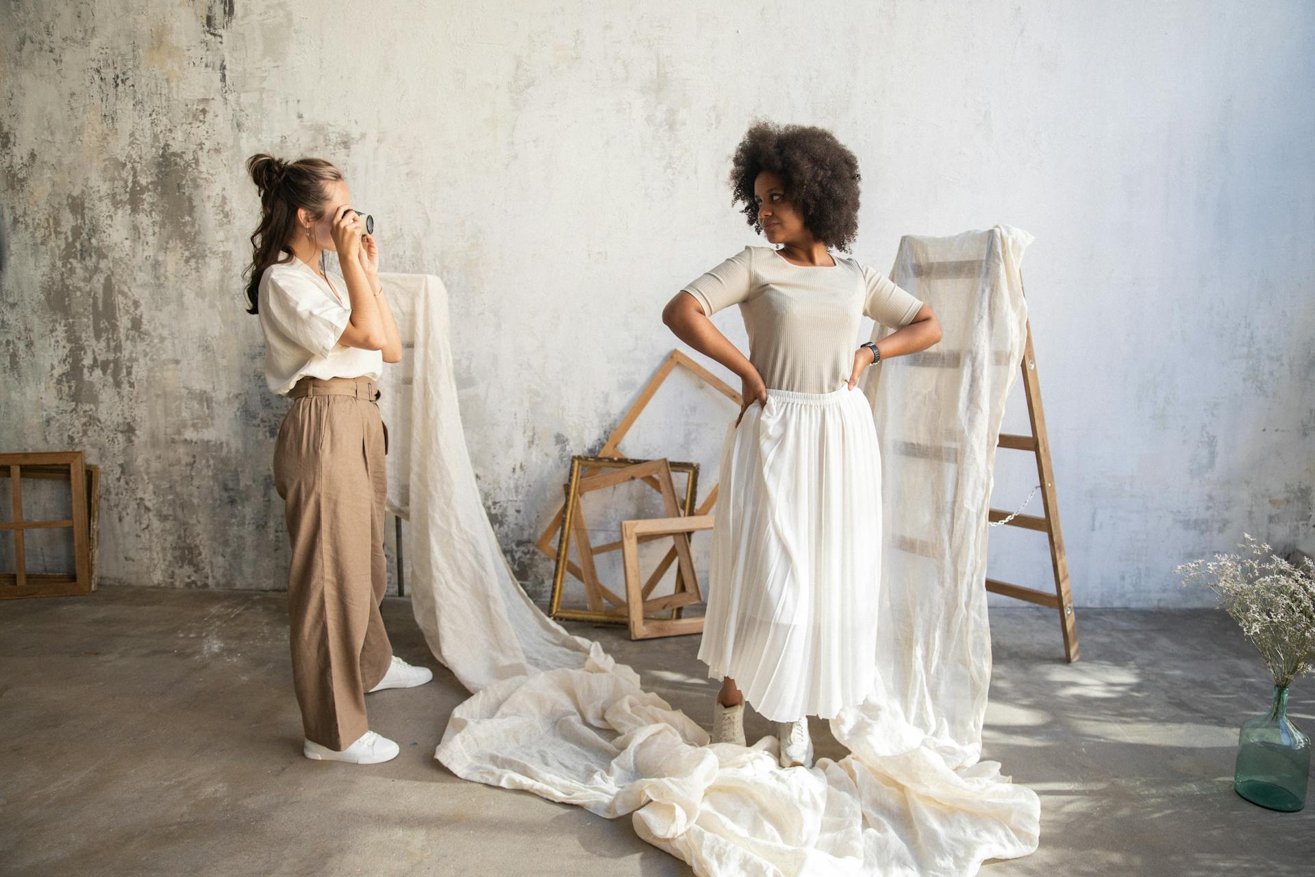 Fotógrafa ajustando luz natural enquanto planeja ensaio artístico com inteligência artificial na fotografia