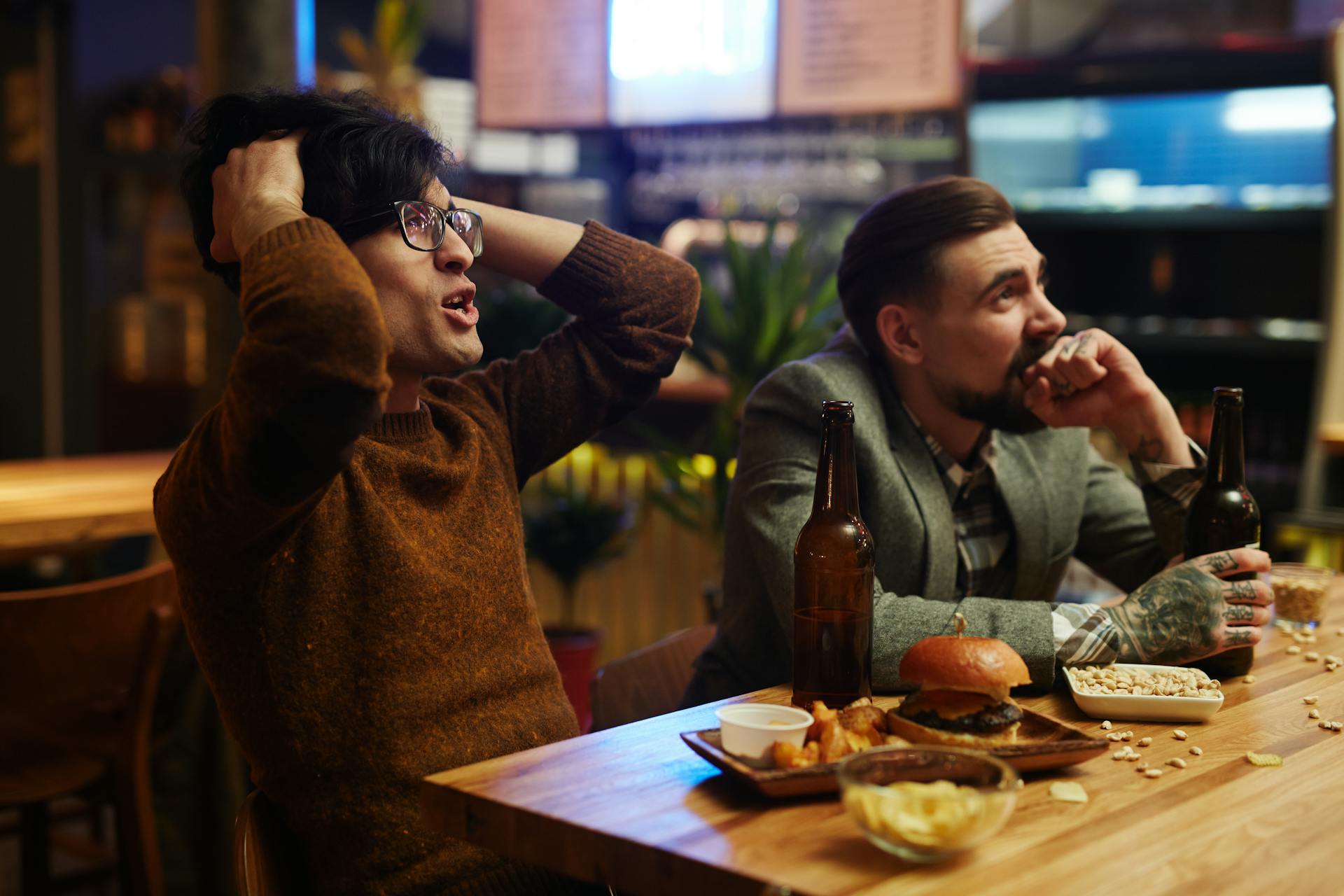 Torcedores assistindo futebol em bar, reagindo intensamente ao jogo da Copa do Mundo de Clubes