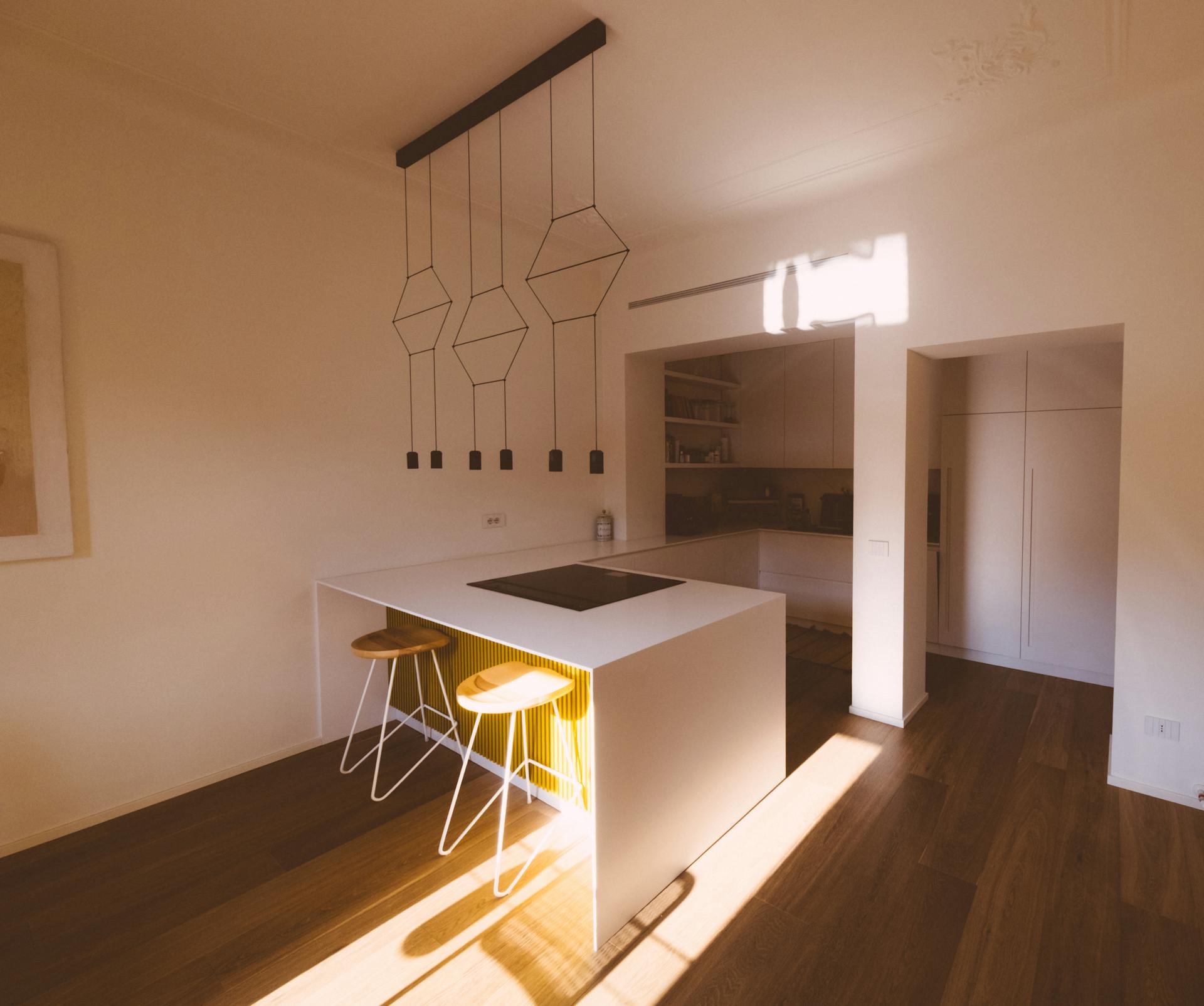 Cozinha minimalista com iluminação natural, linhas retas e design arquitetônico funcional e moderno