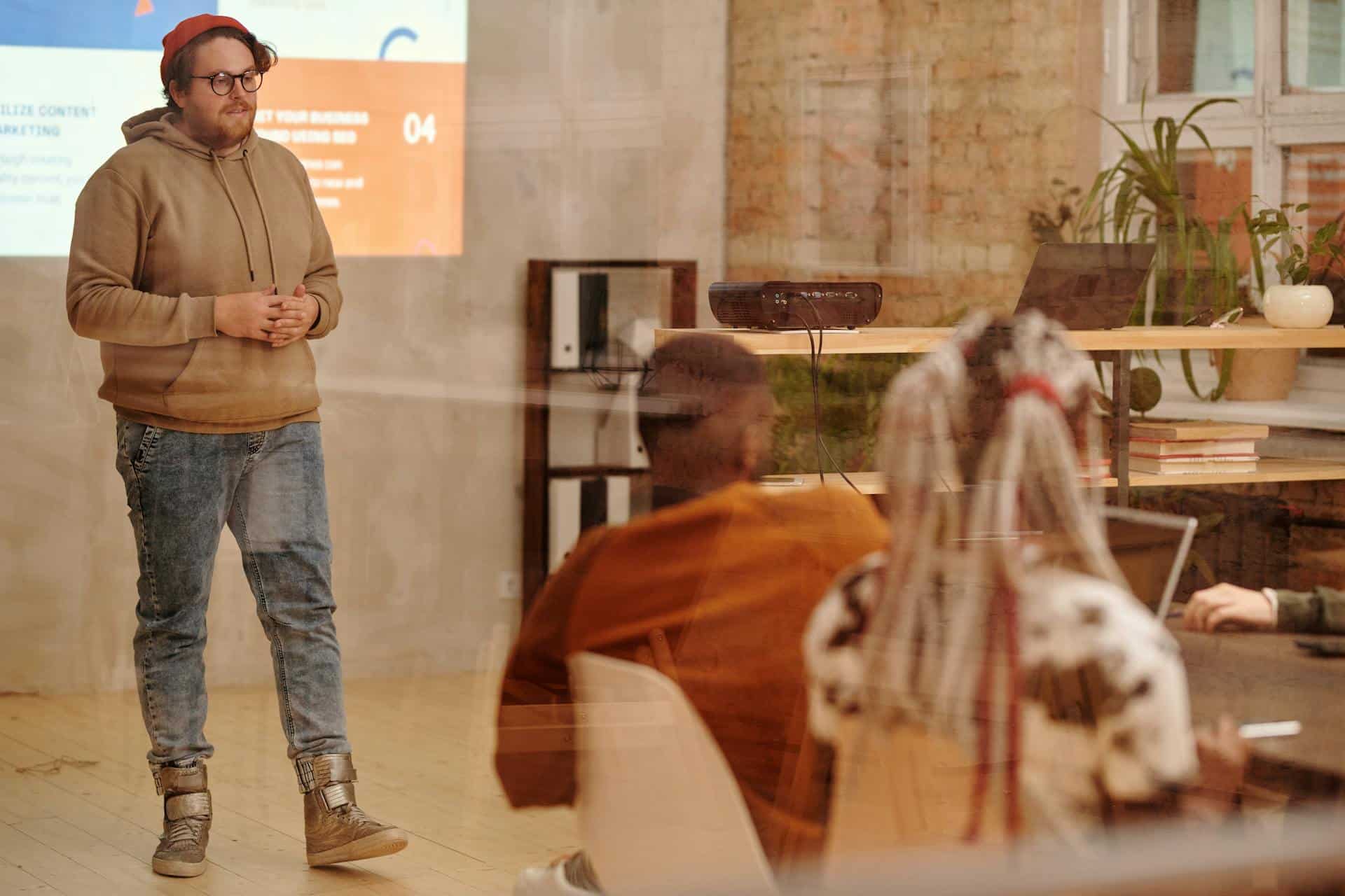 Apresentação de estratégia de marketing em grupo criativo, com foco em conteúdo e comunicação visual