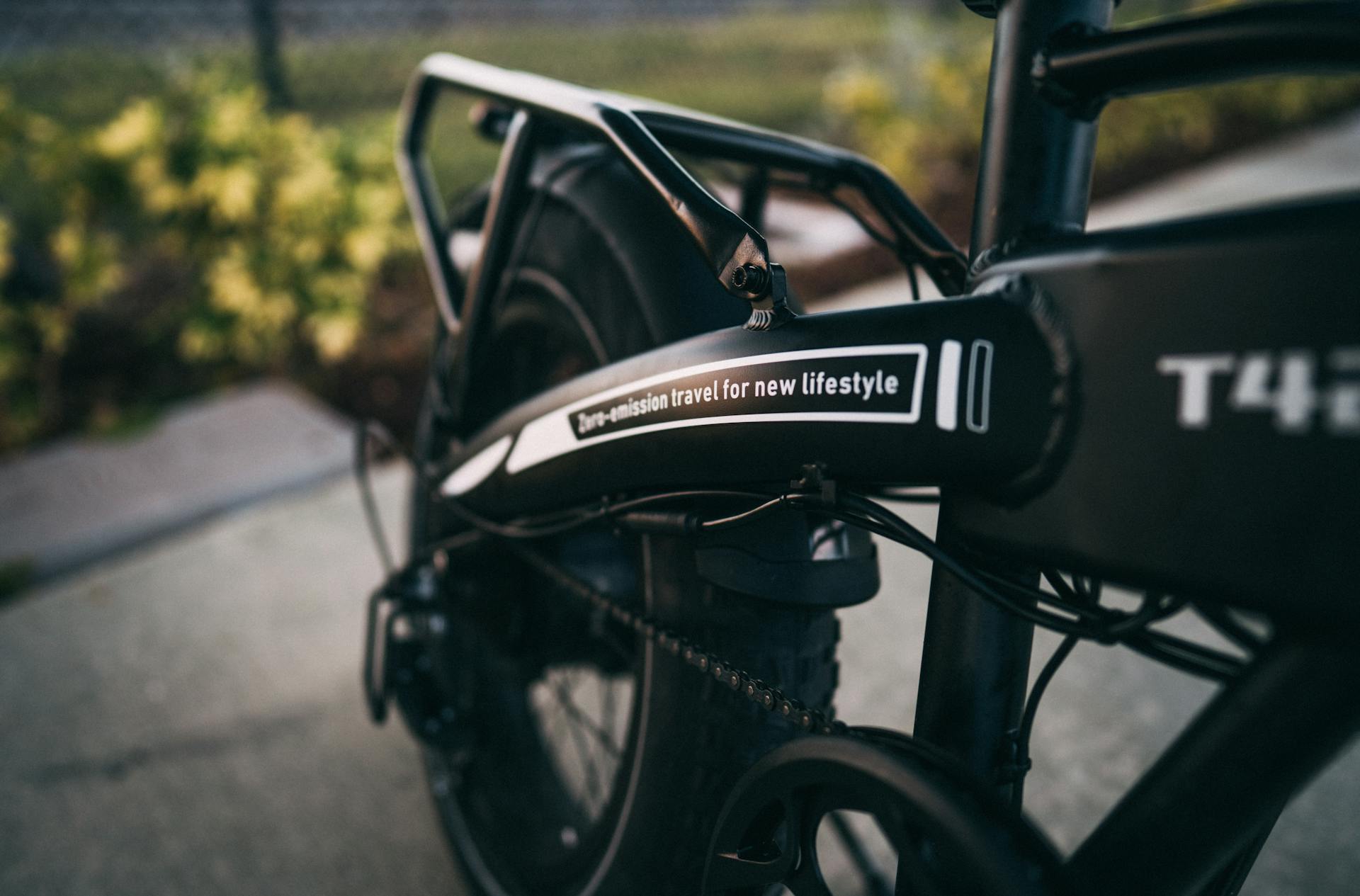 Detalhe de bicicleta elétrica com proposta de mobilidade sustentável urbana