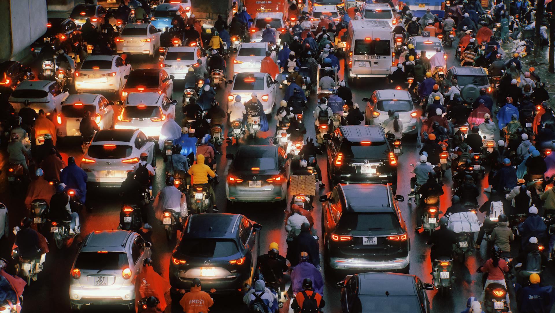 Caos no trânsito com motos e carros congestionados, desafio clássico da mobilidade urbana moderna