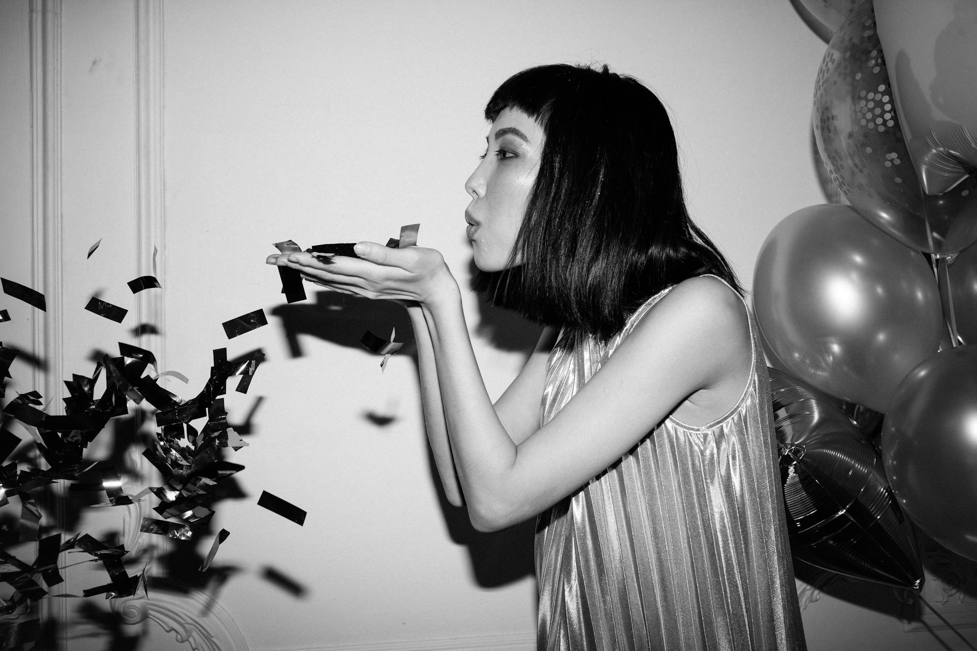 Celebrando com confetes em festa criativa, exemplo de ideias com IA para festas