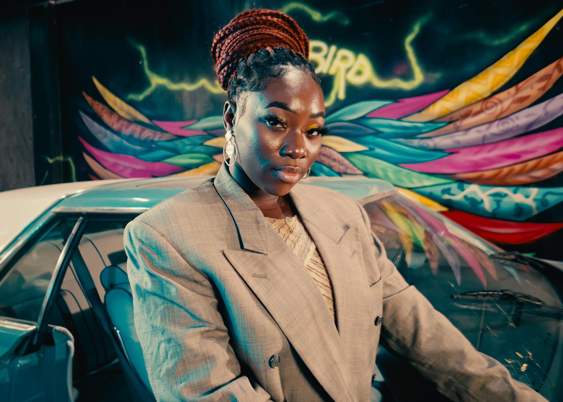 retrato forte e expressivo de uma mulher estilosa em cenário urbano artístico — ideal para ilustrar tendências de beleza com IA.