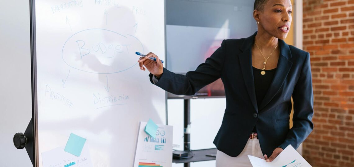 Profissional apresentando estratégias de branding com IA em reunião corporativa