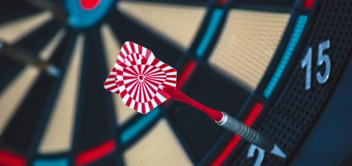 Dardo cravado em alvo representando precisão nas estratégias esportivas