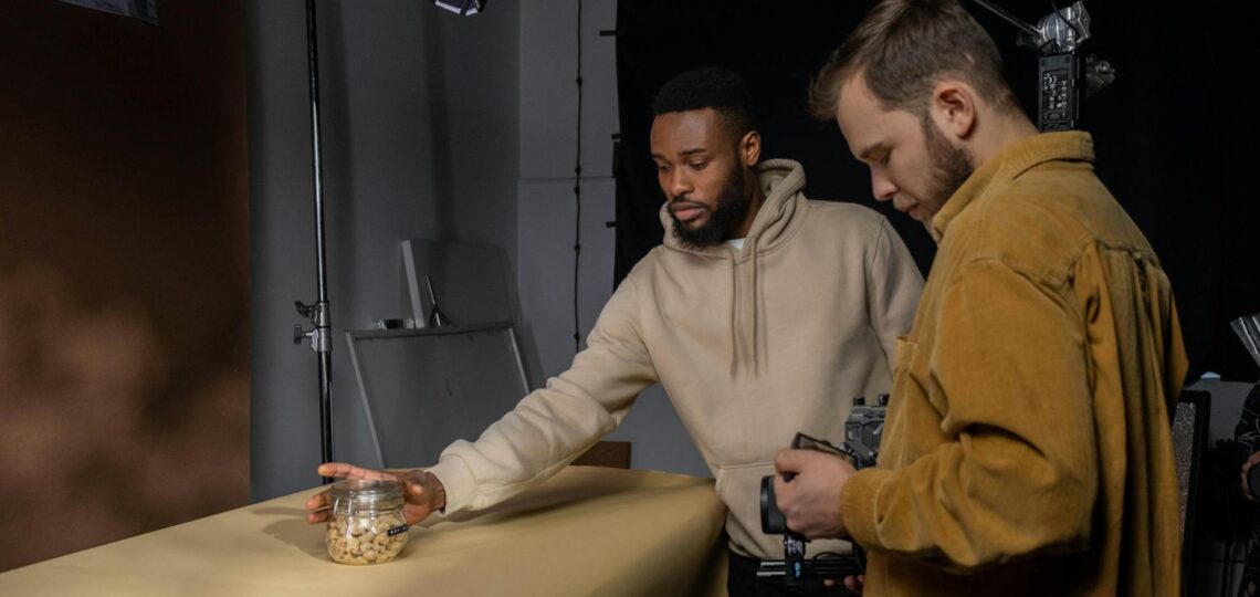 Fotógrafos ajustando composição em estúdio criativo com iluminação profissional