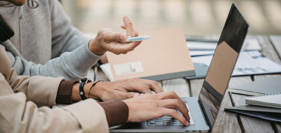 Colaboração em grupo com inteligência artificial em ambiente de trabalho