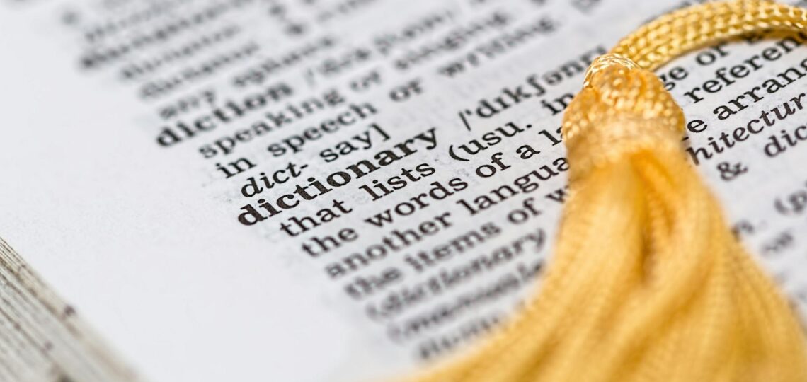 Página de dicionário com foco na palavra “dictionary”, representando aprendizado de idiomas com inteligência artificial.