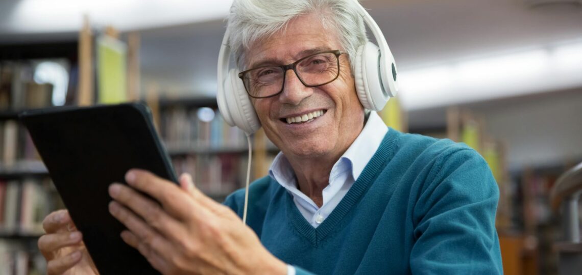 Homem usando fones de ouvido e tablet consumindo conteúdo com inteligência artificial em ambiente moderno