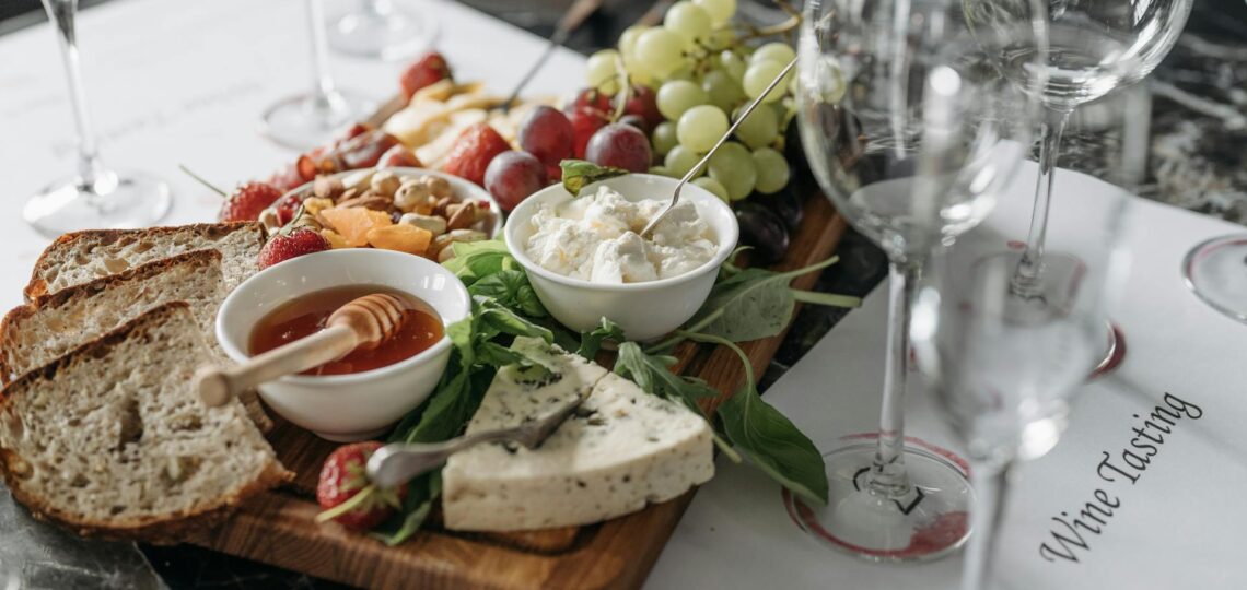 tábua gourmet com queijos, frutas e mel em degustação de vinhos