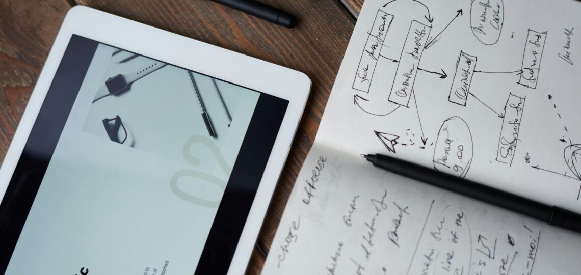 Rascunho de funil de vendas com tablet e anotações estratégicas sobre marketing digital