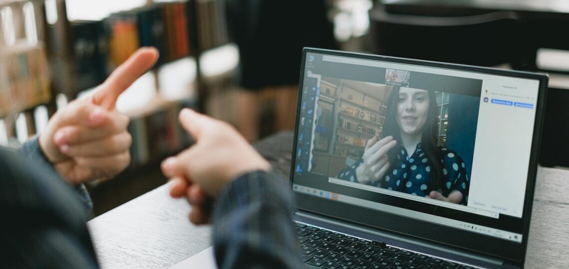 Duas pessoas fazendo conversação de idiomas por vídeo conferência.