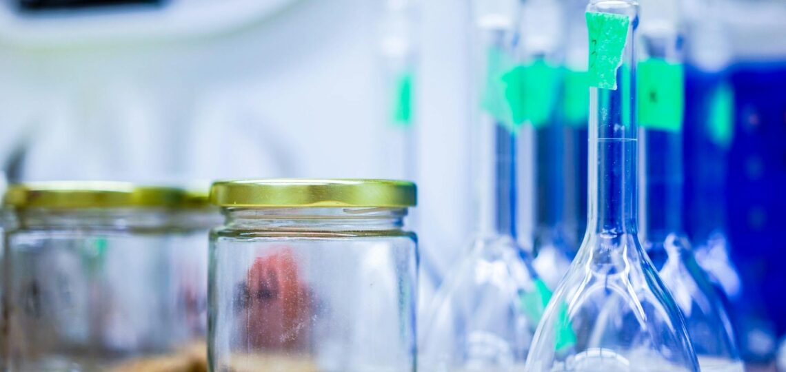 tubos e ensaio em um laboratório de ciências