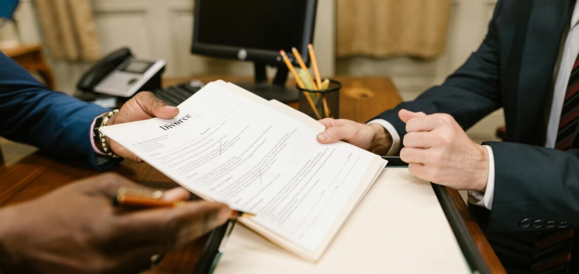 folhas de documentacao impressas de uma saas