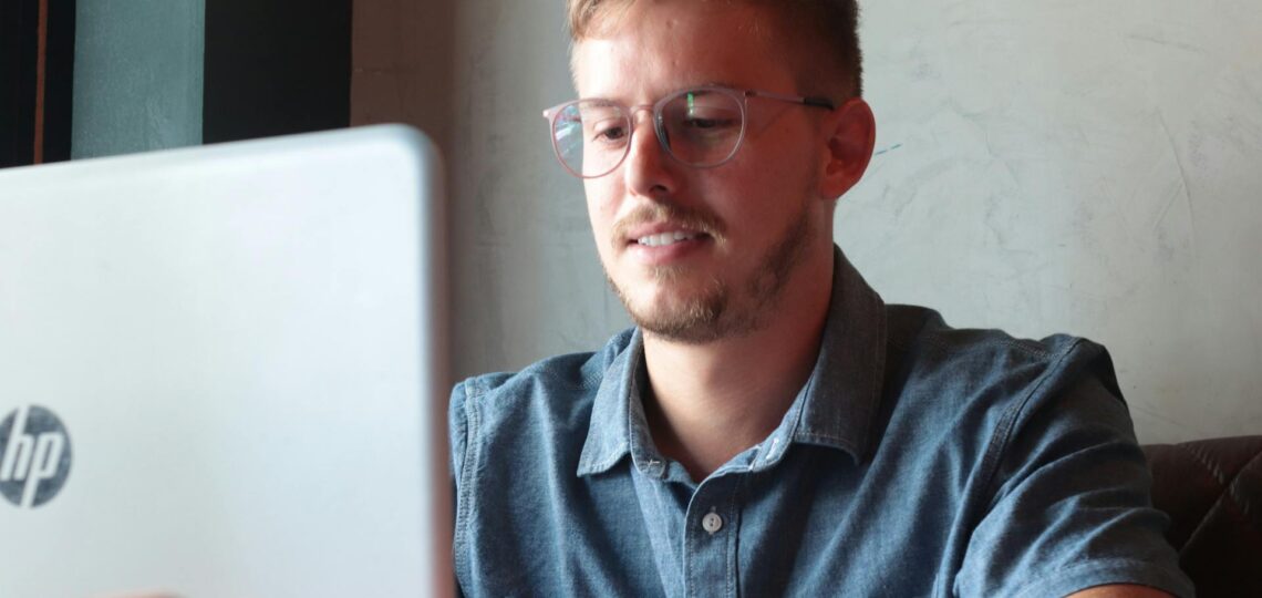 homem em um escritório trabalhando em um laptop