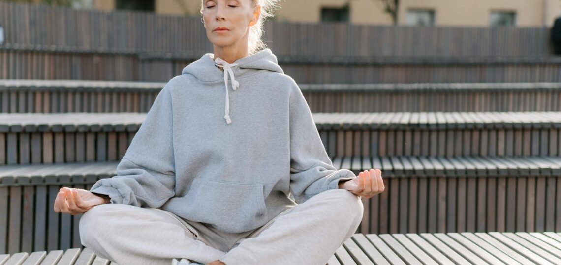 mulher praticando meditação ao ar livre