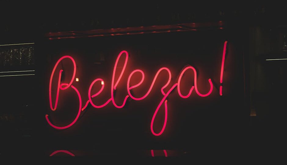 Glowing pink neon sign displaying 'Beleza!' on a dark background, offering aesthetic appeal.