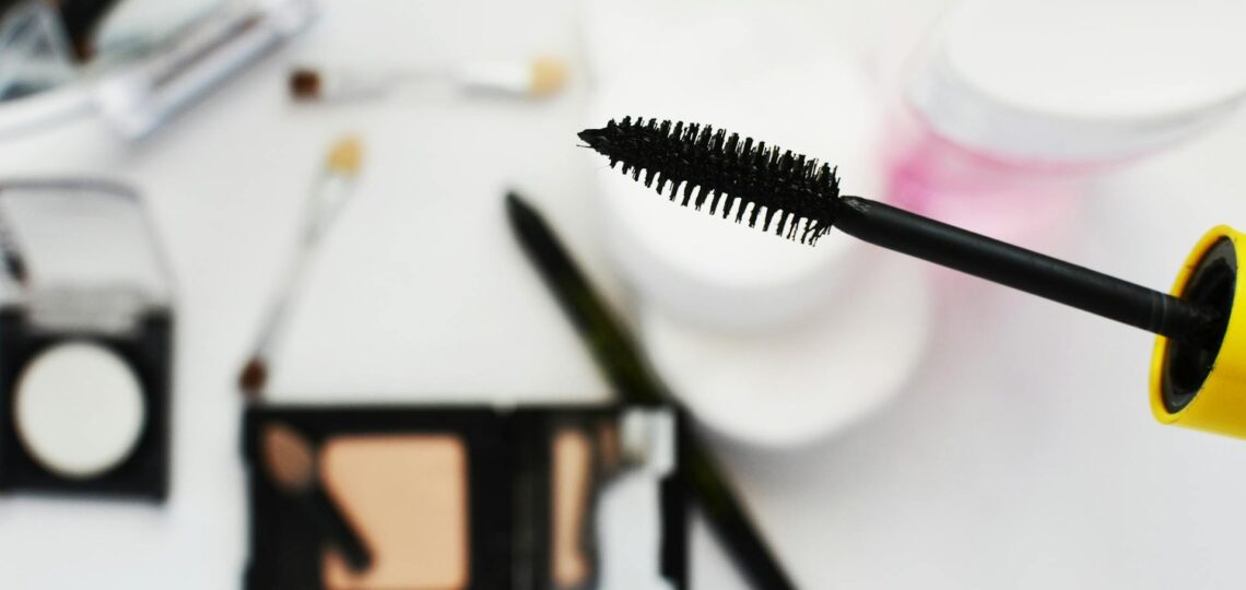 produtos de maquiagem sobre uma mesa