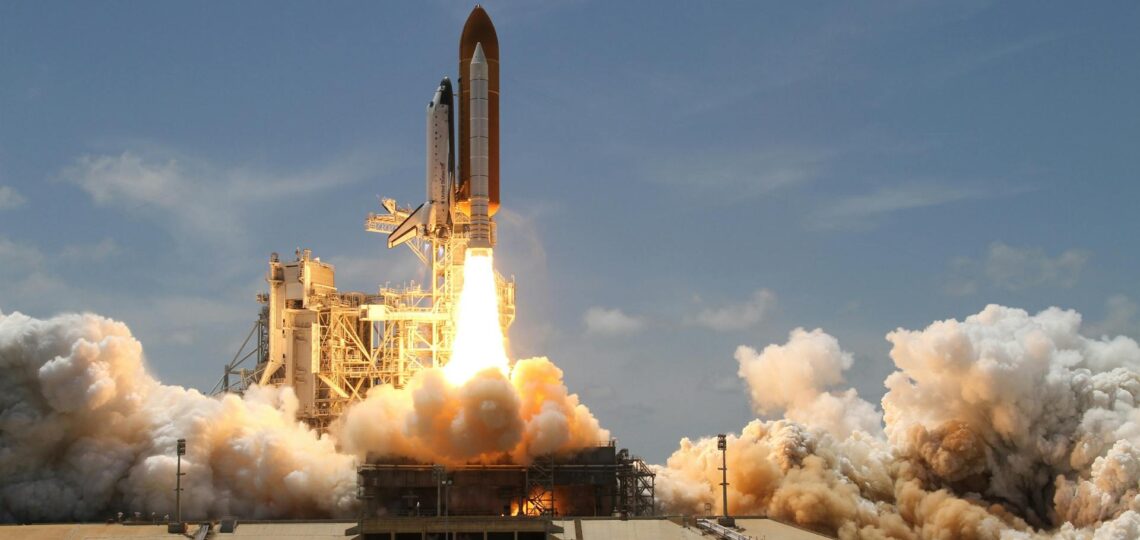 Foguete sendo lançado ao espaço simbolizando o controle que se deve ter ao anunciar