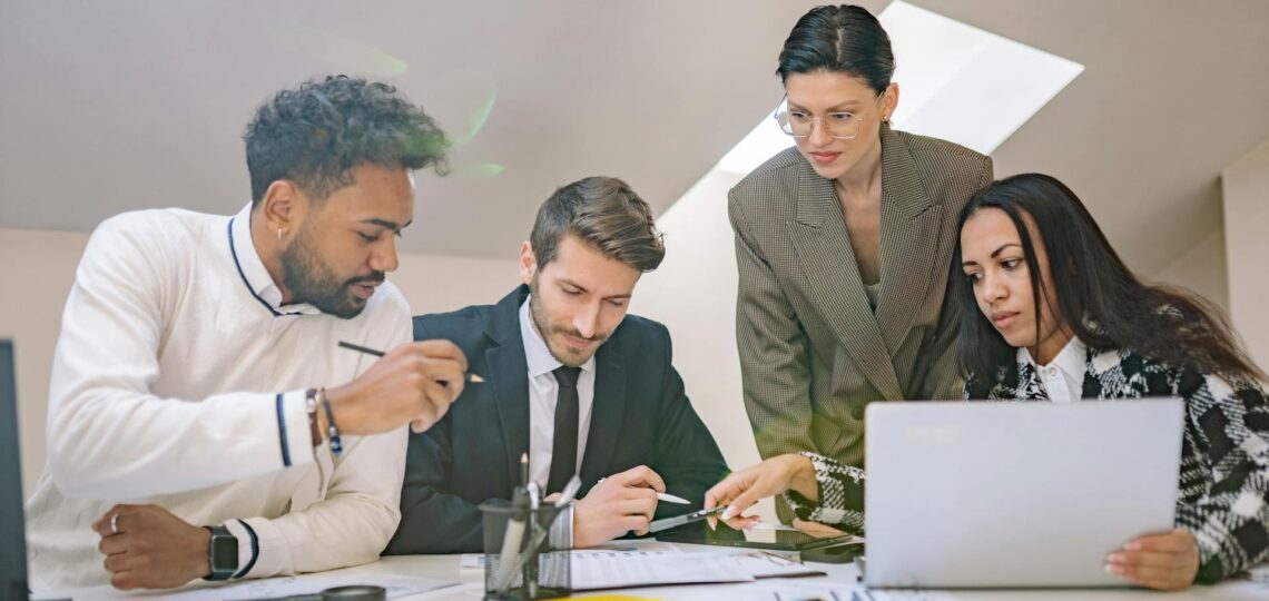 equipe em escritorio analisando projetos focados em produtividade