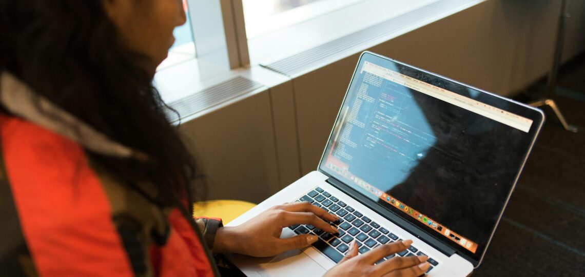 homem trabalhando na área de TI em um laptop