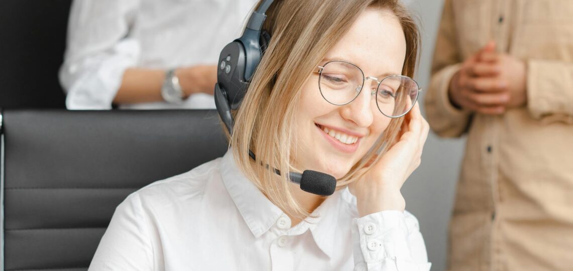 atendente de call center atendendo cliente de empresa por ligação