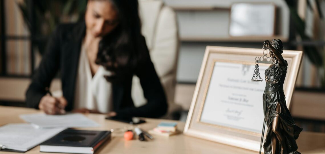advogada analisando documento juridico