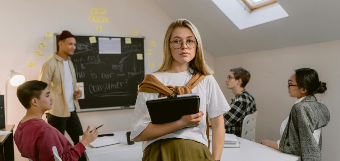 profissional em uma sala com outros profissionais