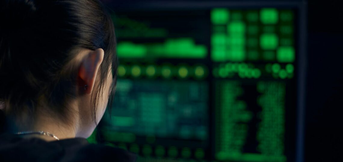 mulher trabalhando observando monitor com inúmeras informações