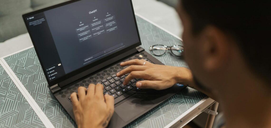 homem no laptop acessando o ChatGPT em casa