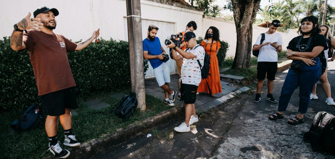 corredor de rua sendo fotografado por vários fotográficos