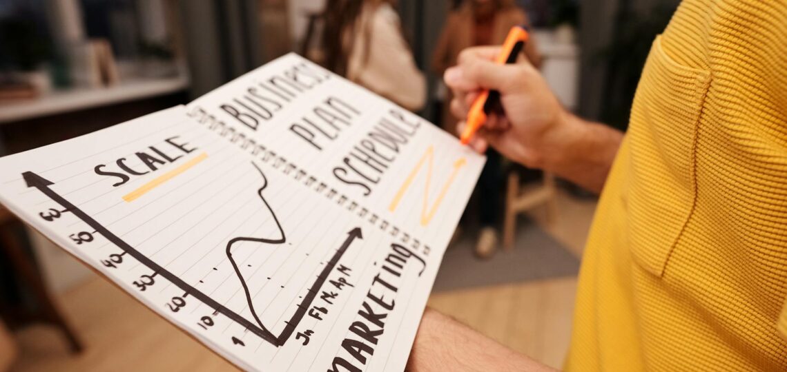 homem fazendo anotacão em planilhas