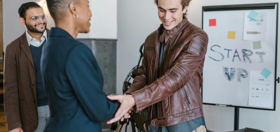 colaborador novo na empresa sendo bem-recebido por funcionário