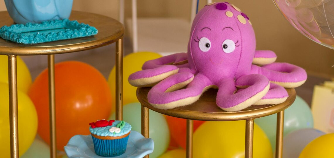 decoração de uma mesa de doces de festa infantil