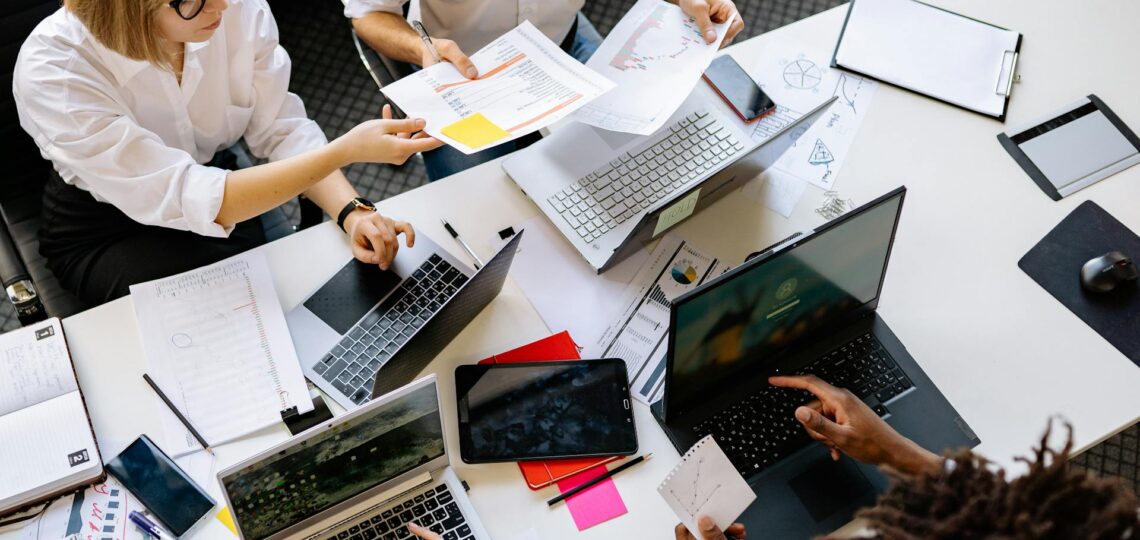 jornalista em uma mesa coletiva em reunião de trabalho